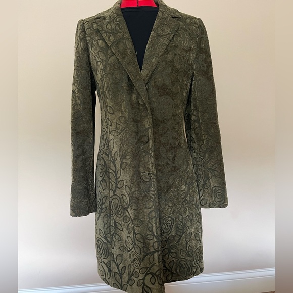 Coat with detachable faux fur collar. - Picture 4 of 7